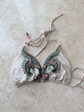 Cosita Linda Beachwear. Embroidered Ivory Triangle Bikini Top.